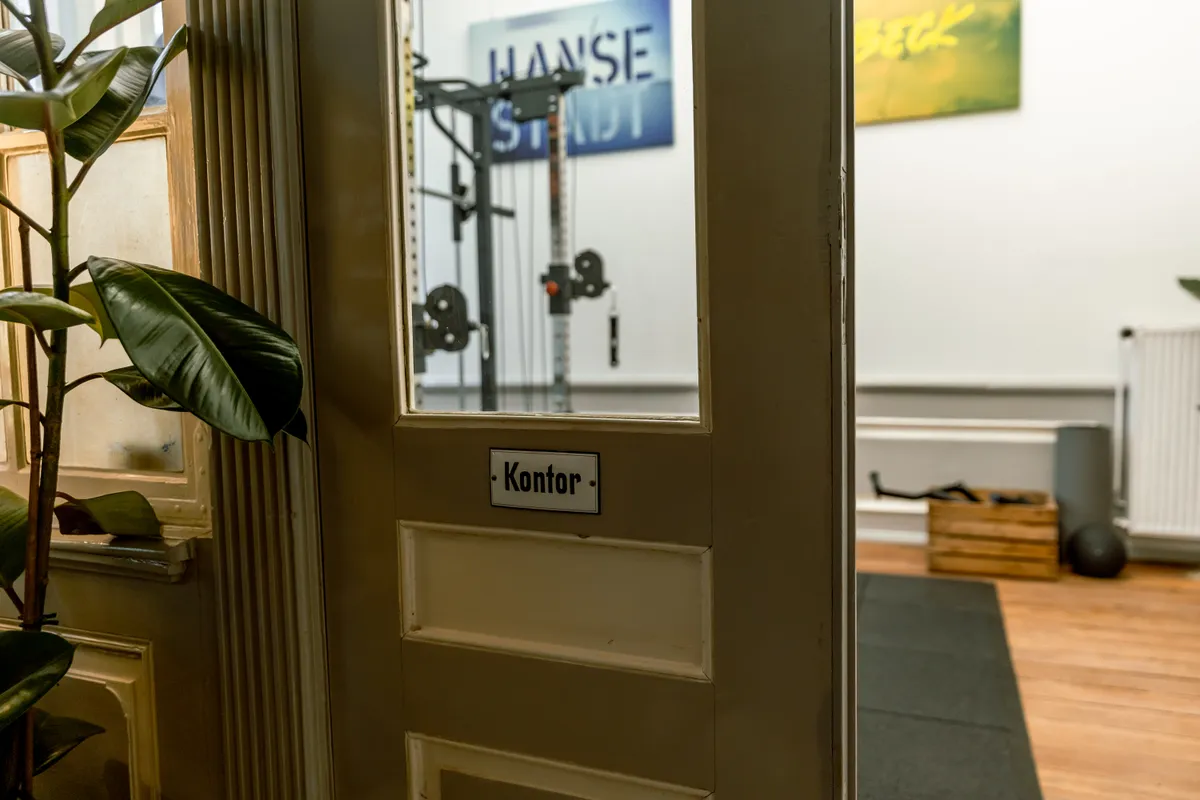 Blick durch die Kontor-Tür ins Studio