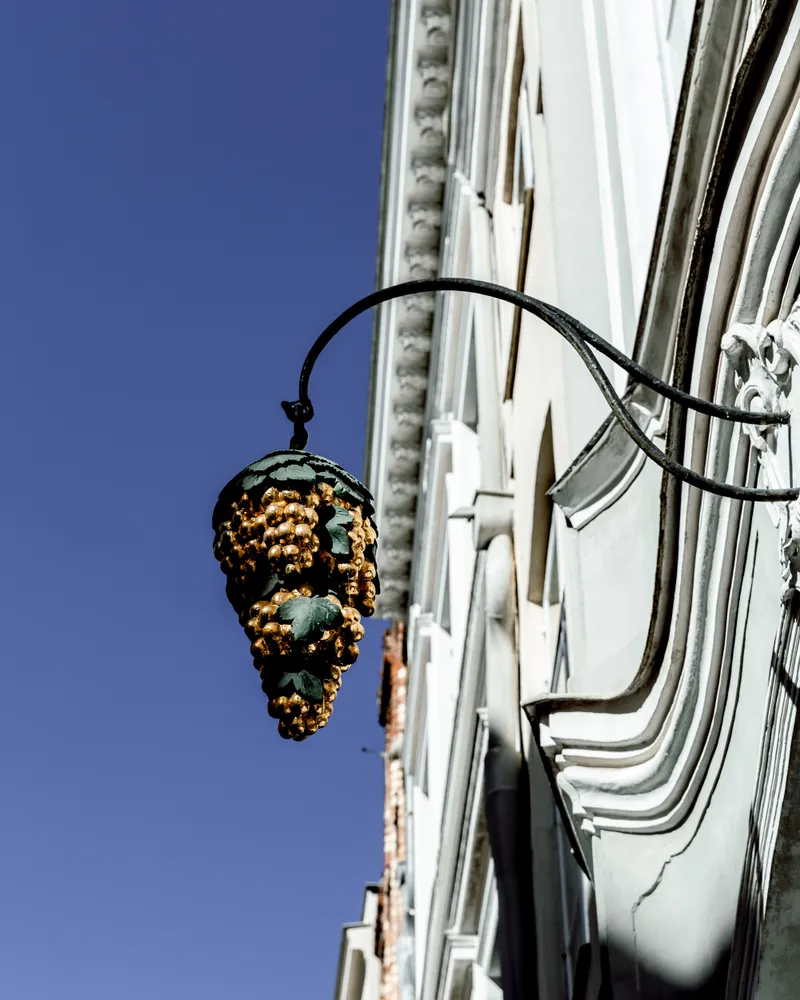 Historische Laterne an der Fassade