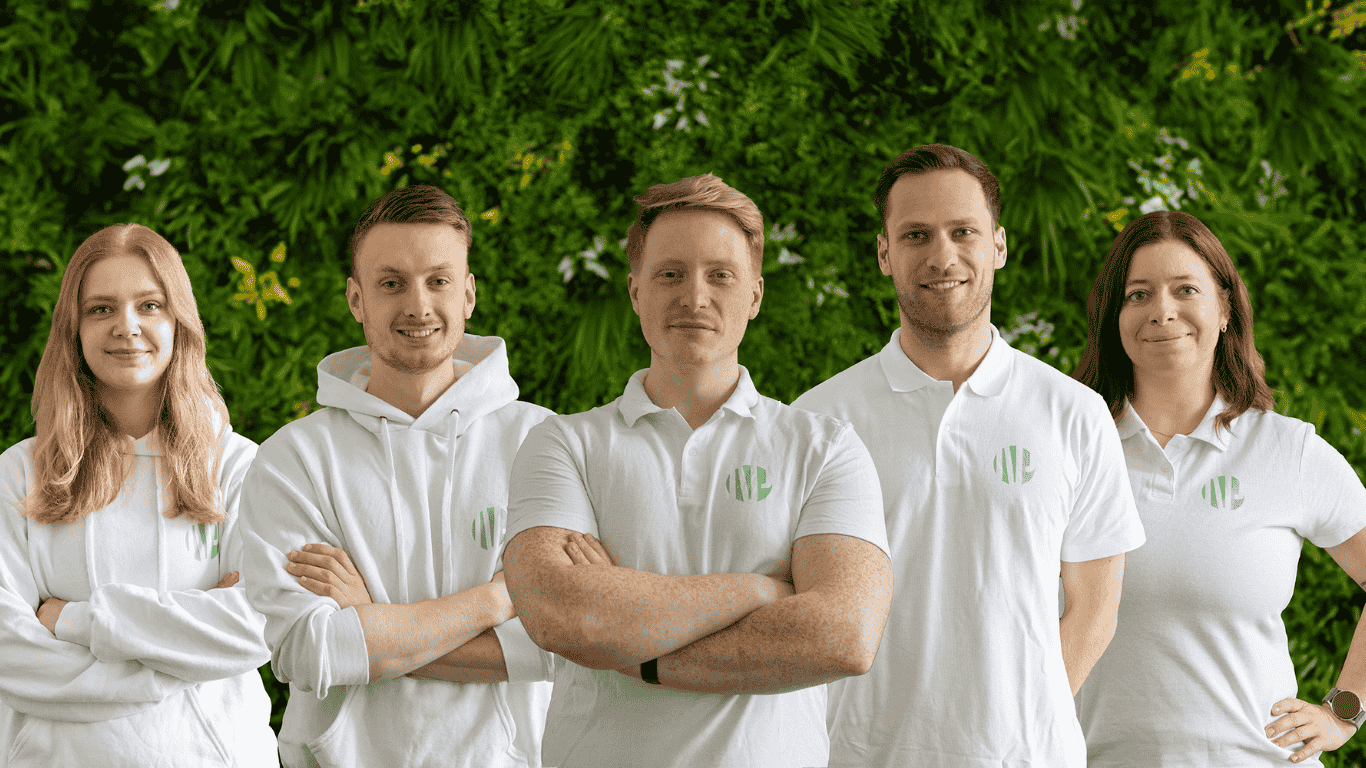 Das Personal Training Team von Niklas Pape in weißen NP-Polos
